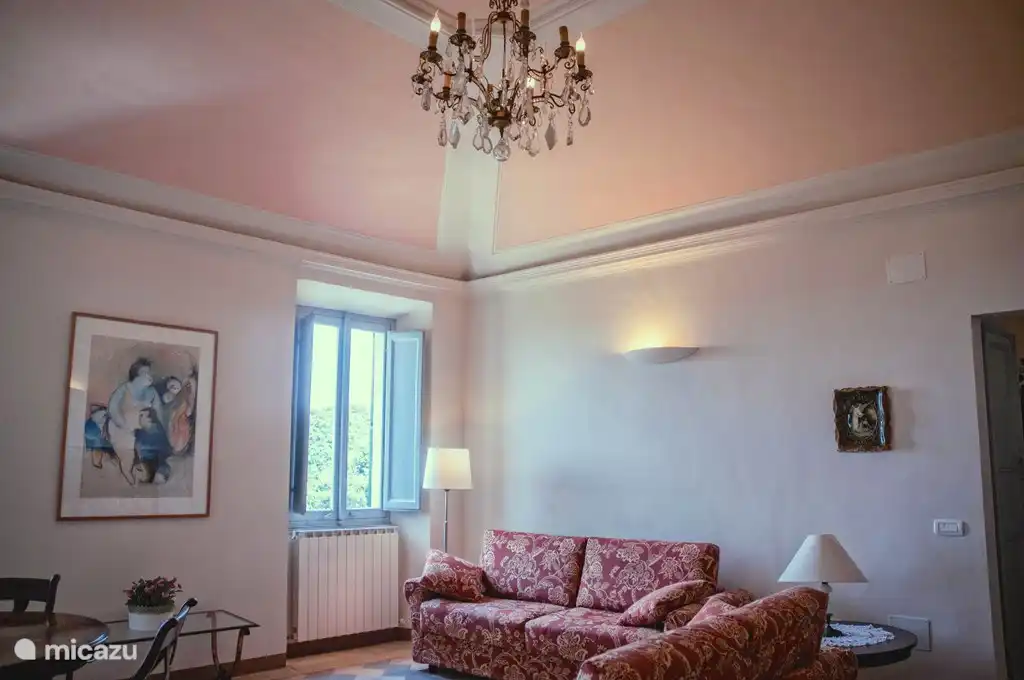 Amplio salón con zona de estar, comedor y armario de servicio.