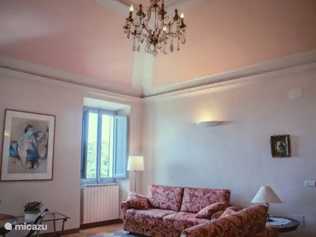 appartement huren in Italië, Marche, Arcevia – Rosa Royale living met zithoek, eethoek, en servicekast