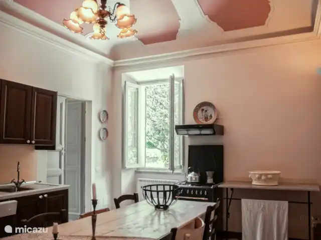appartement huren in Italië, Marche, Arcevia – Rosa Ruime woonkeuken