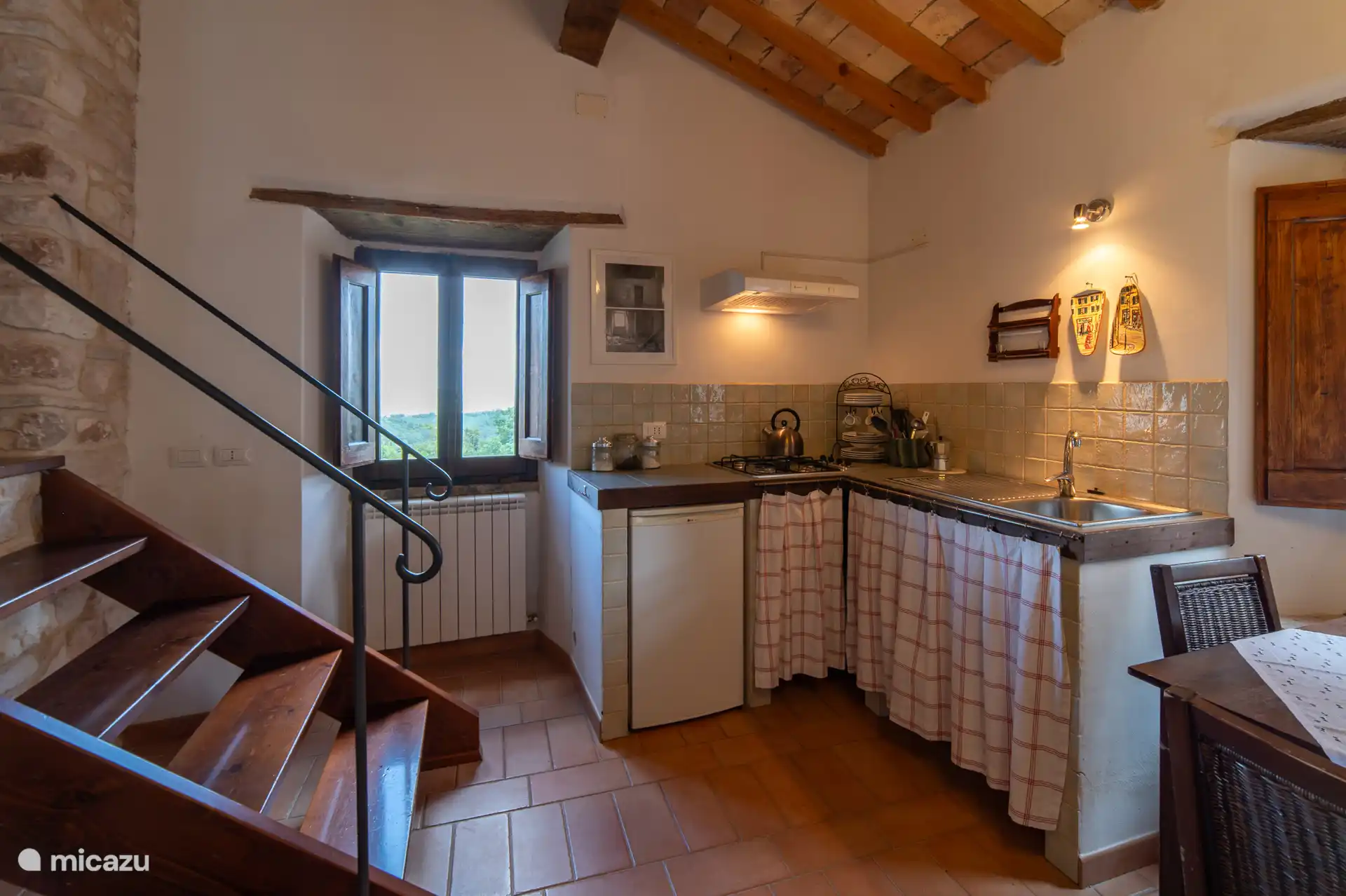 Volledig uitgeruste kitchenette  in een rustiek stijl. Kook met uitzicht op de prachtige heuvels van Le Marche. 