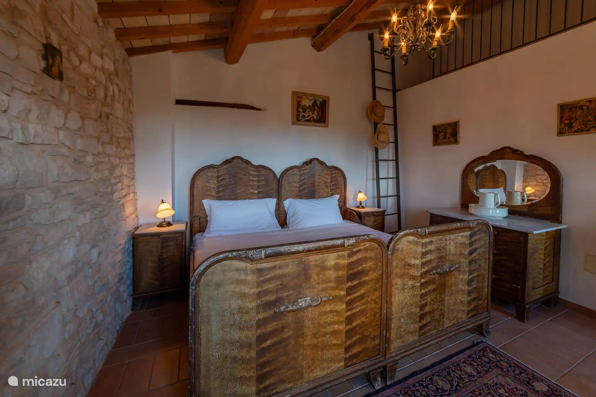 Comfortabel tweepersoonsbed met een uniek en karakteristiek hoofdbord. Sfeervolle verlichting die zorgt voor een warme, gastvrije sfeer. Authentieke elementen met modern slaapcomfort. 