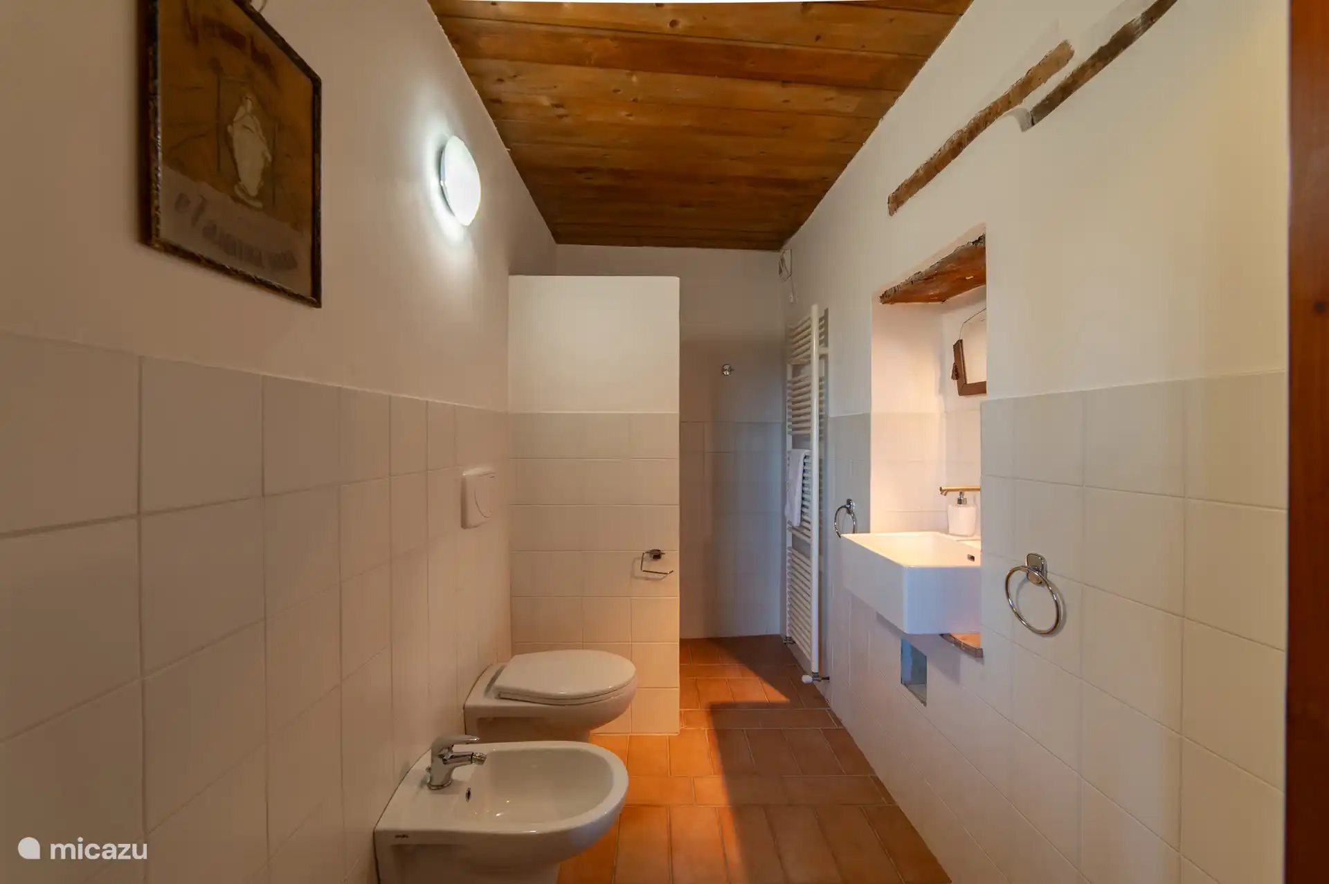 Nette, functionele badkamer met een moderne wastafel. Voorzien van alle gemakken voor een comfortabel verblijf. Friesse ruimte met behoud van het houten plafond. 