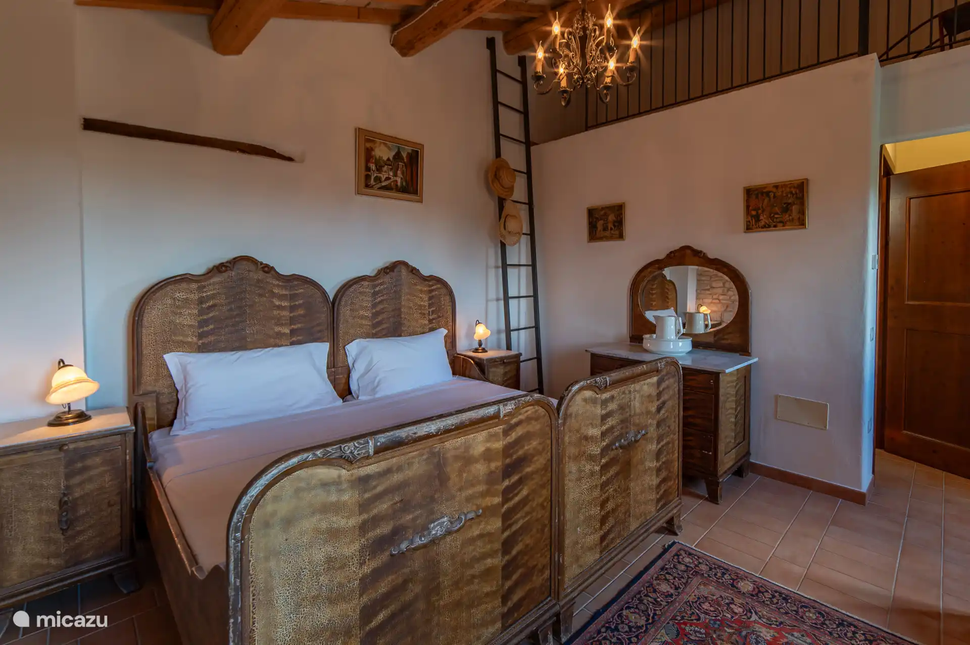 Blik op de slaapkamer en toegang naar de badkamer. Ruime karakteristieke slaapomgeving. Ervaar de echte Italiaanse cultuur direct vanuit je bed.