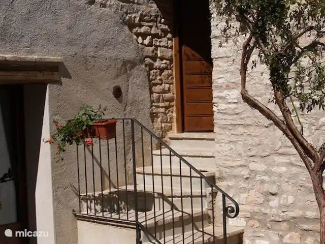 appartement huren in Italië, Marche, Arcevia – Primula 8 treden tot de voordeur