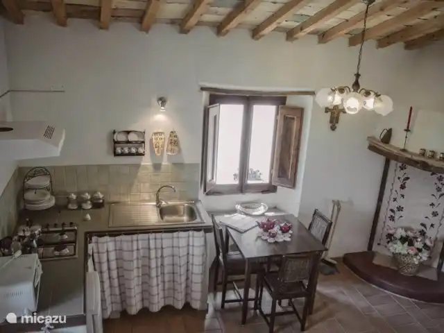 appartement huren in Italië, Marche, Arcevia – Primula keuken