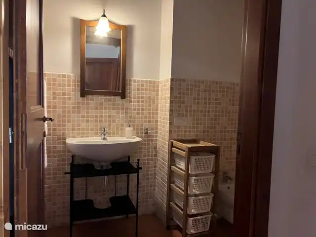 appartement huren in Italië, Marche, Arcevia – Lavanda Badkamer met toilet, bidet en douche