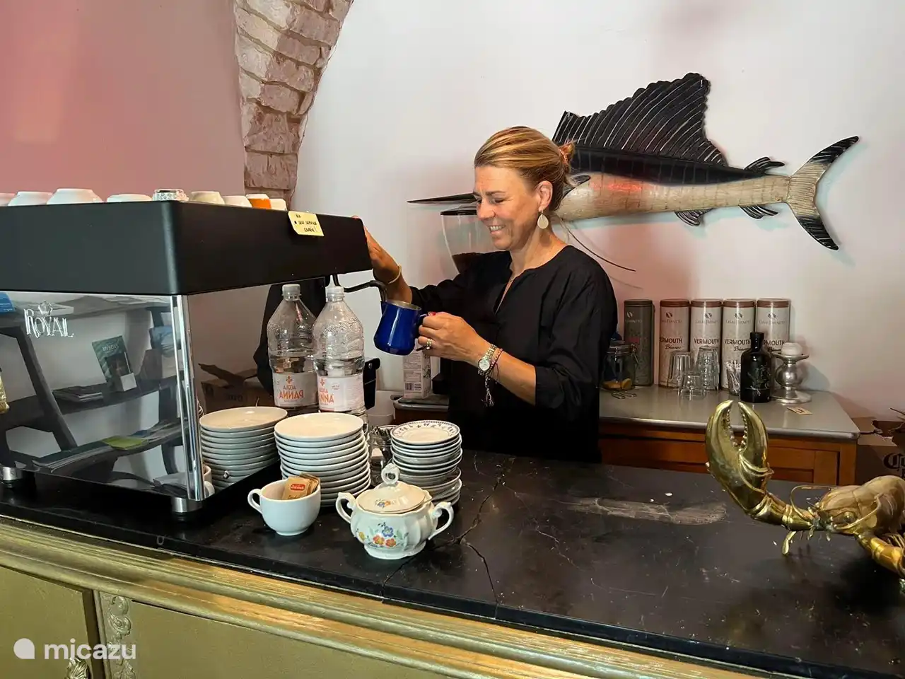 Jeden Morgen ein köstlicher Cappuccino in der Bar