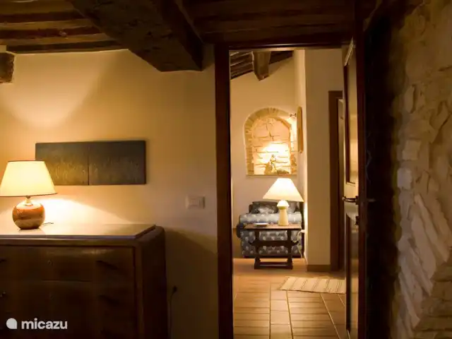 appartement huren in Italië, Marche, Arcevia – Lavanda Doorkijk van de slaapkamer naar de woonkamer