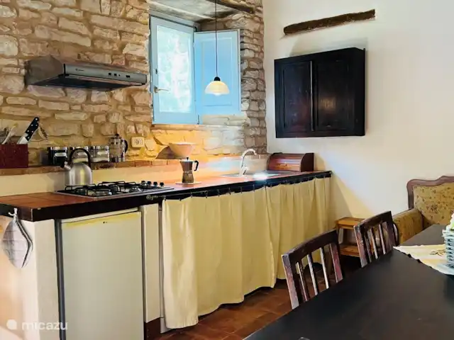 Fietsen, Italië, Marche, Arcevia, appartement Gelsomino Woonkeuken