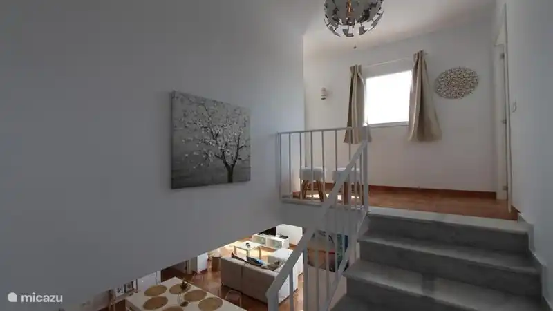 Die Treppe zum ersten Stock, wo sich zwei Schlafzimmer und zwei Badezimmer befinden