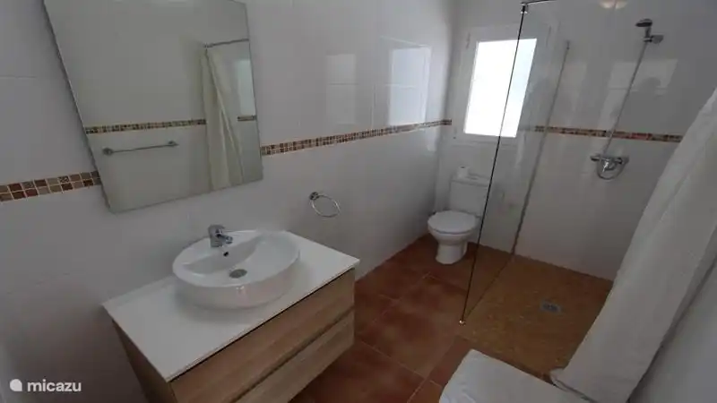 Badezimmer mit Dusche und WC