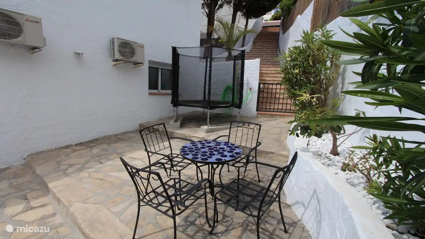 Terrasse neben dem Haus