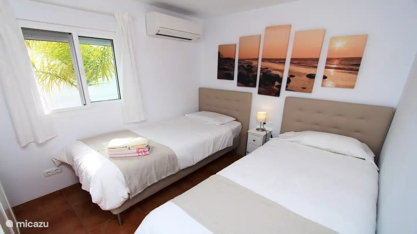 Schlafzimmer mit Kleiderschrank und Klimaanlage