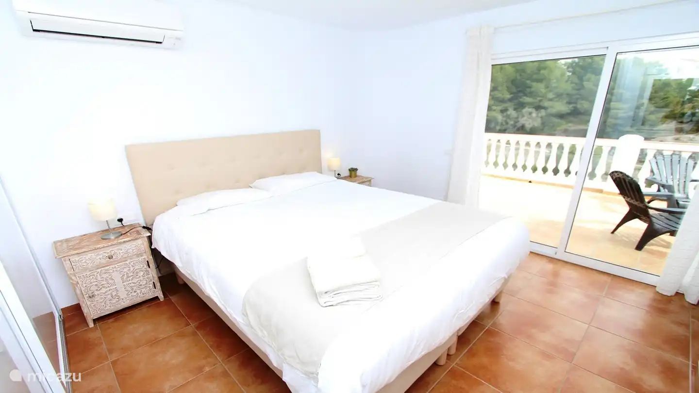 Hauptschlafzimmer mit Einbauschrank und Terrasse mit Bergblick. Klimaanlage.