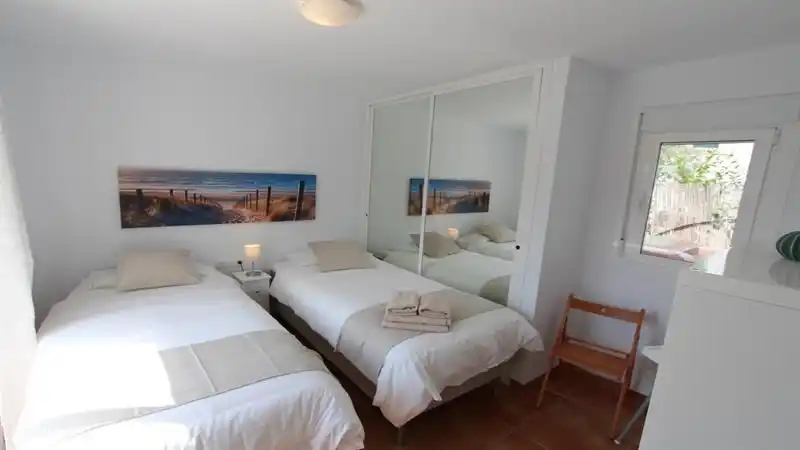 Schlafzimmer mit Einbauschrank und Klimaanlage