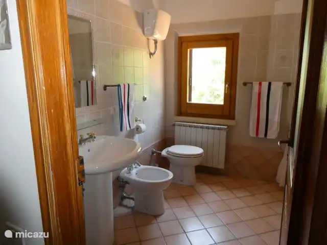 Prachtig oud huis Abruzzen huren in Italië, Abruzzen, Castiglione a Casauria - vakantiehuis Badkamer 1