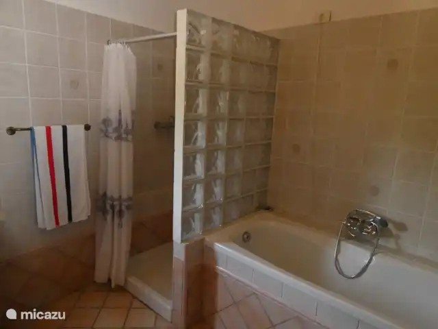 Prachtig oud huis Abruzzen huren in Italië, Abruzzen, Castiglione a Casauria - vakantiehuis Badkamer 1