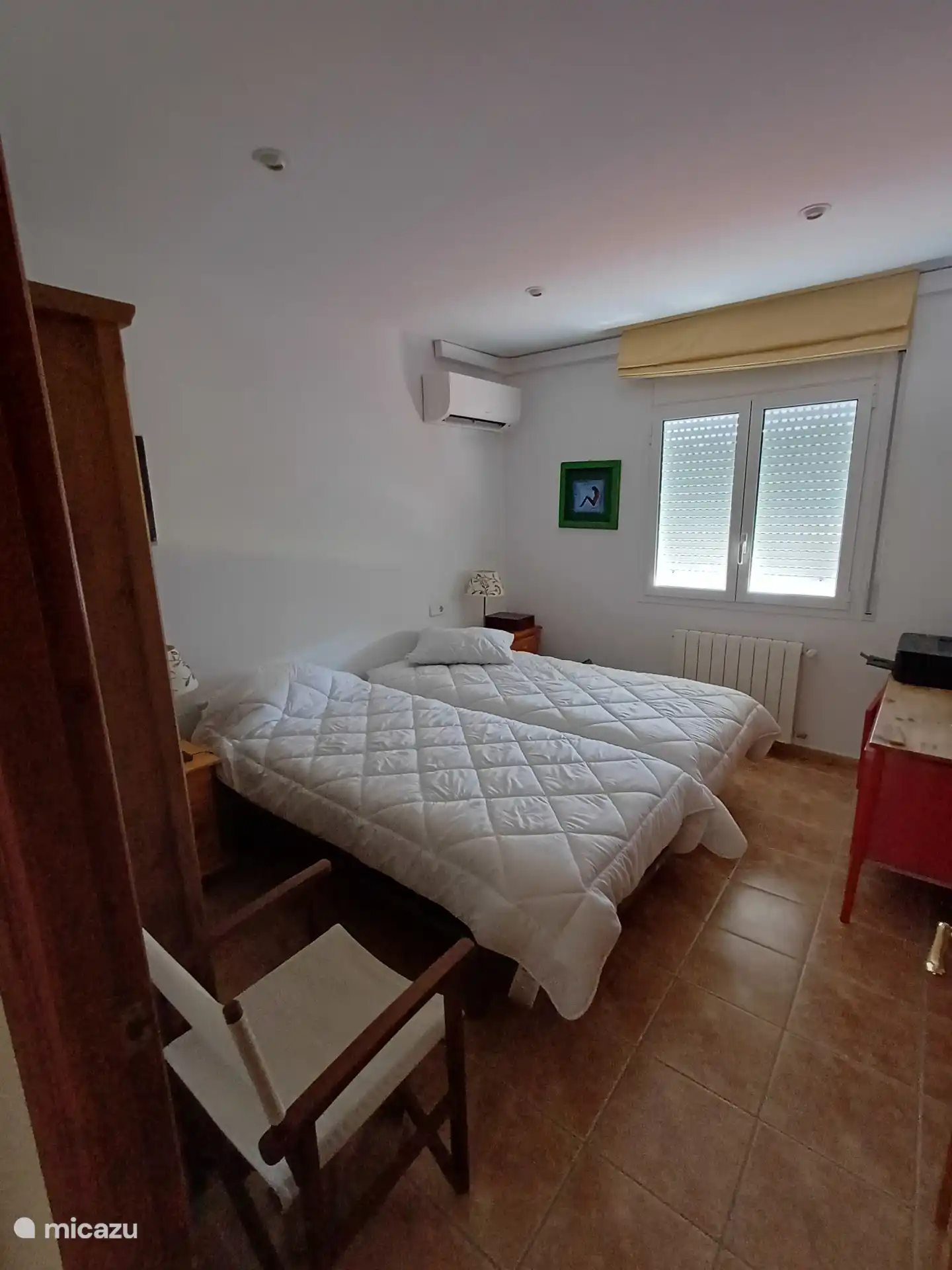 La chambre 3 à l’avant de la maison comprend la climatisation, la bibliothèque, la penderie intégrée, le volets et la moustiquaire.