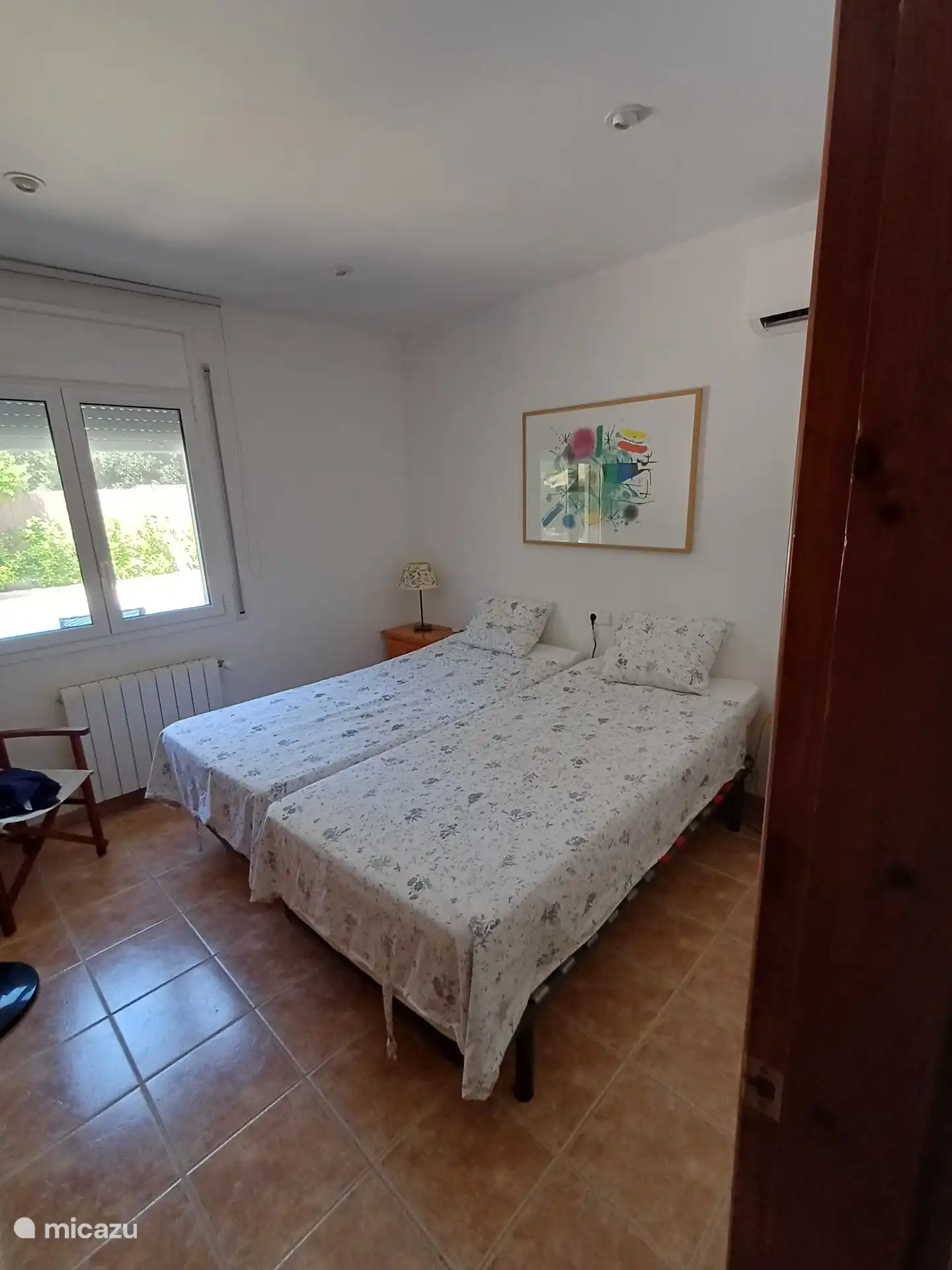 Chambre 1 avec lits simples côté jardin arrière. Équipé de placards spacieux.
