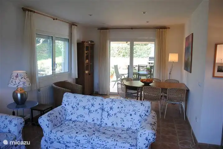 Wohn- / Esszimmer mit TV und Satellitenempfang.