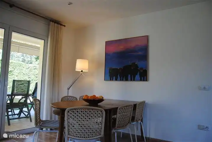 Wohn- / Esszimmer mit TV und Satellitenempfang. Im Schrank Brettspiele und Bücher.