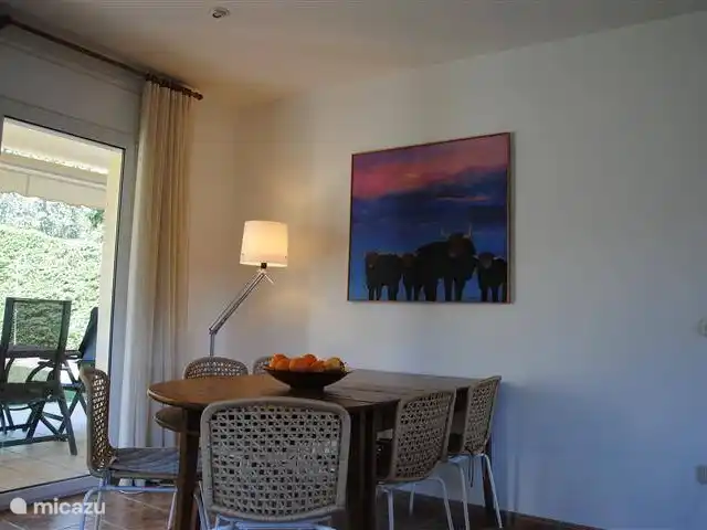 bungaló en España, Costa Brava, Pals – masa tomasi Salón/comedor con TV y recepción satélite. Juegos de mesa y libros en el armario.