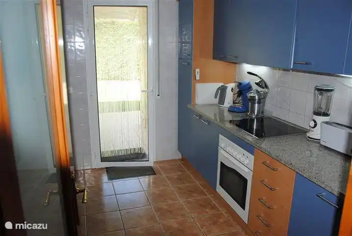 Separate Küche mit einer Tür zur Terrasse und zur Halle. Die Küche ist komplett ausgestattet, vom Sandwichtoaster bis hin zur Espressomaschine und Senseo.