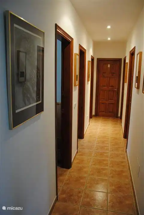 Flur zur Garage mit auf der linken Seite Badezimmer 1 und 2 und Schlafzimmer auf dem Hinterhof und auf der rechten Seite die zwei Schlafzimmer auf dem Vorgarten.