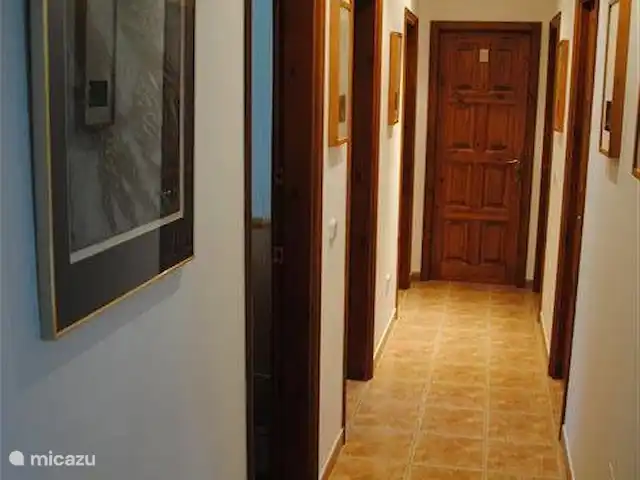 bungaló en España, Costa Brava, Pals – masa tomasi Pasillo al garaje con el baño 1 y 2 a la izquierda y el dormitorio en el jardín trasero y en el lado derecho los dos dormitorios en el jardín delantero.