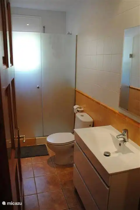 Badezimmer 1 mit Dusche. Das zweite Badezimmer ist mit Badewanne und Dusche.