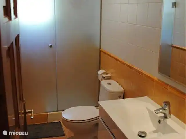 bungaló en España, Costa Brava, Pals – masa tomasi Baño 1 con ducha. El segundo baño tiene bañera y ducha.
