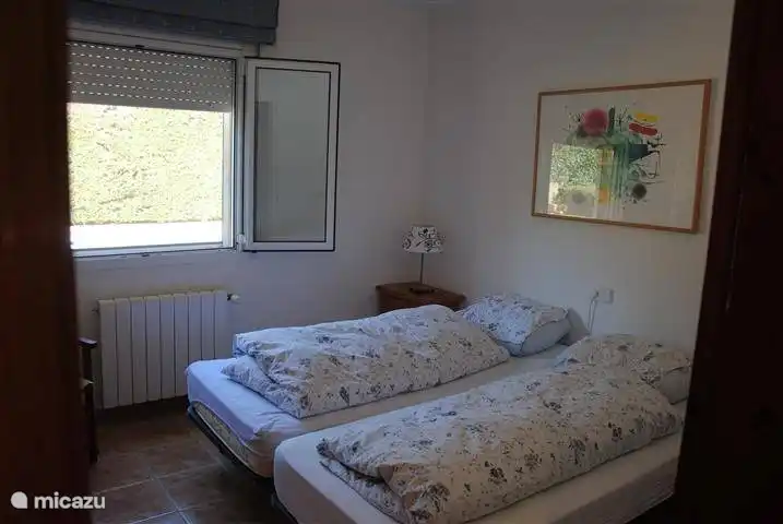 Schlafzimmer mit zwei getrennten Betten auf der Gartenseite. Ausgestattet mit geräumigen Schränken.