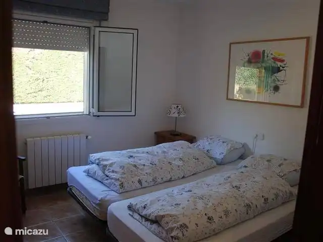 bungaló en España, Costa Brava, Pals – masa tomasi Dormitorio con dos camas separadas en el lado del patio trasero. Equipado con amplios placards.