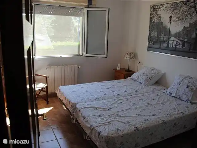 bungaló en España, Costa Brava, Pals – masa tomasi Dormitorio con dos camas separadas en el lado del jardín delantero.