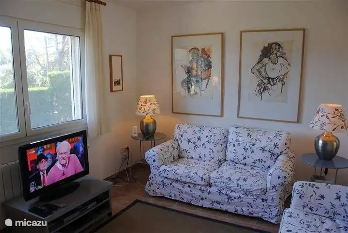 Wohn- / Esszimmer mit TV und Satellitenempfang.