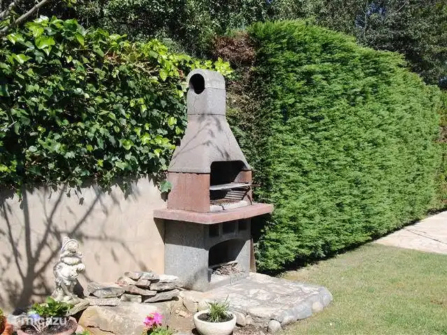 bungaló en España, Costa Brava, Pals – masa tomasi Barbacoa en el patio trasero.