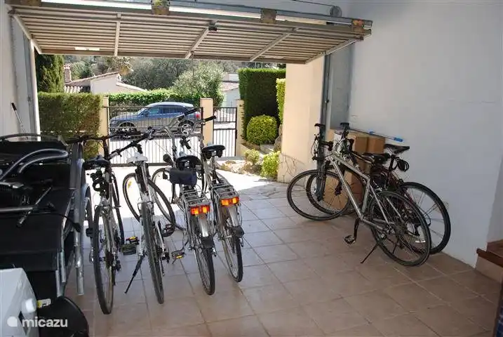 Garage mit Waschmaschine / Trockner-Kombination. Am Haus befinden sich 6 Fahrräder, die von den Mietern genutzt werden können.