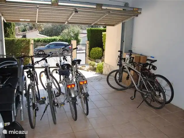 bungaló en España, Costa Brava, Pals – masa tomasi Garaje con combinación de lavadora/secadora. La casa dispone de 6 bicicletas que pueden ser utilizadas por los inquilinos.