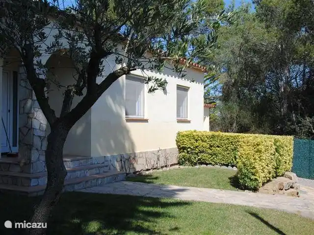 bungaló en España, Costa Brava, Pals – masa tomasi El frente con vista al mar y el refrescamiento del olivo en el jardín delantero