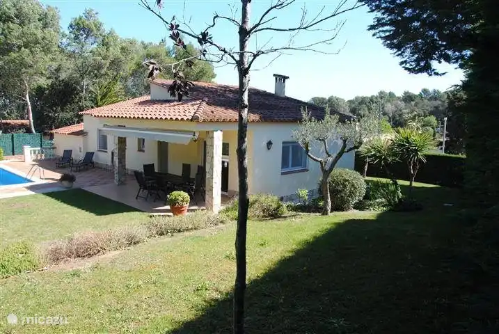 Geräumiger und sonniger Garten mit viel Privatsphäre für die Gäste