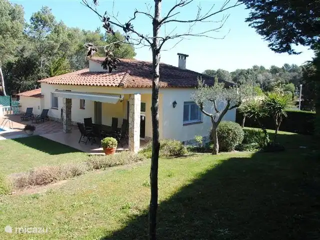 bungaló en España, Costa Brava, Pals – masa tomasi Amplio y soleado patio trasero con mucha privacidad para los huéspedes.
