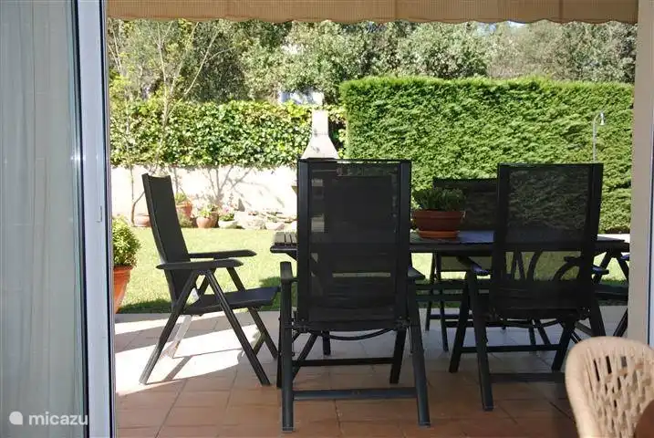 Überdachte Terrasse im hinteren Bereich. Mit französischen Türen und einer großen elektrischen Markise für die späte Nachmittagssonne