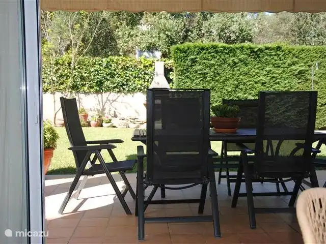 bungaló en España, Costa Brava, Pals – masa tomasi Terraza techada en la parte trasera. Con puertas de patio y un gran toldo eléctrico para el sol de la tarde.