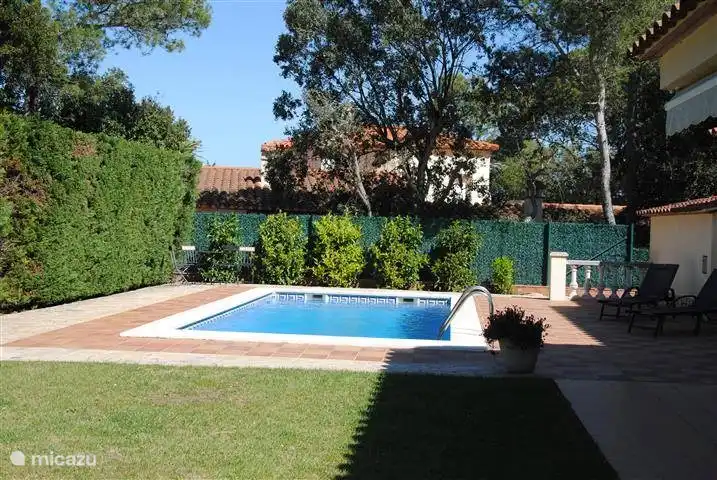 Der private Pool im geschützten Garten mit viel Privatsphäre. Einmal pro Woche gibt es einen Gärtner zum Mähen des Grases und einmal pro Woche einen Schwimmbeckenmischer für die Wartung des Pools. Das Haus verfügt über eine eigene Quelle und sprüht nachts automatisch.