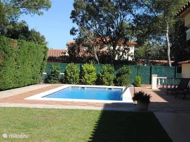 bungaló en España, Costa Brava, Pals – masa tomasi La piscina privada en el patio trasero protegido con mucha privacidad. Una vez a la semana viene un jardinero a cortar el césped y una vez a la semana viene un encargado de la piscina para mantener la piscina. La casa tiene pozo propio y rocía automáticamente por la noche.