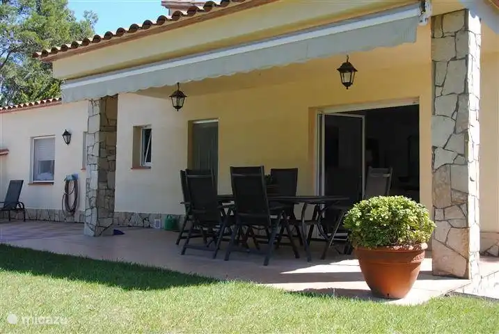 Überdachte Terrasse im hinteren Bereich. Mit französischen Türen und einer großen elektrischen Markise für die späte Nachmittagssonne