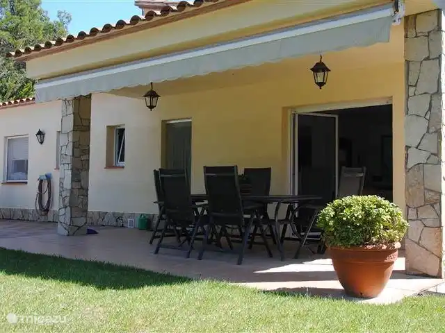 bungaló en España, Costa Brava, Pals – masa tomasi Terraza techada en la parte trasera. Con puertas de patio y un gran toldo eléctrico para el sol de la tarde.