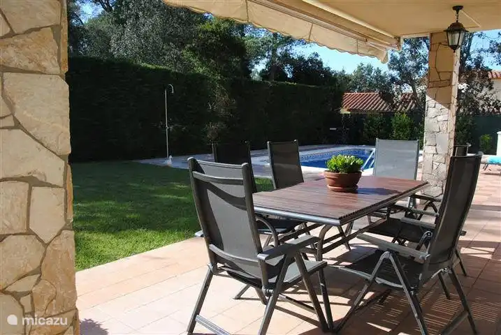 Überdachte Terrasse im hinteren Bereich. Mit französischen Türen und einer großen elektrischen Markise für die späte Nachmittagssonne