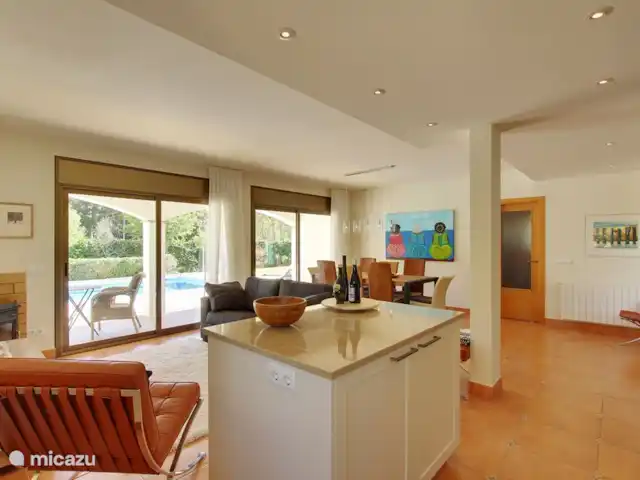 Casa Peters | Espagne, Costa Brava, Calonge - villa De la cuisine vers le salon et la salle à manger