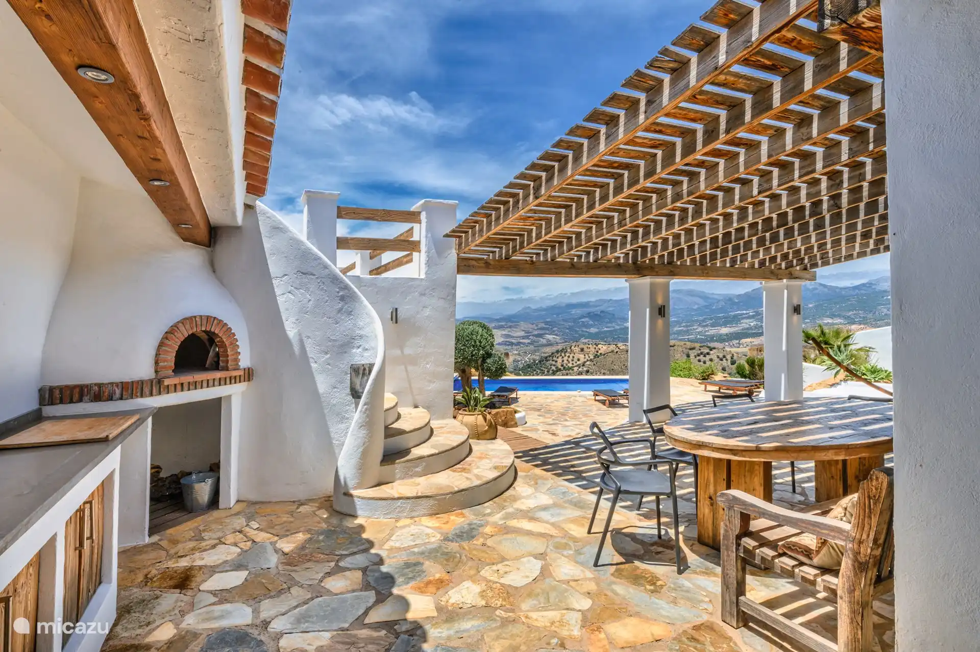 Außenküche und überdachte Terrasse